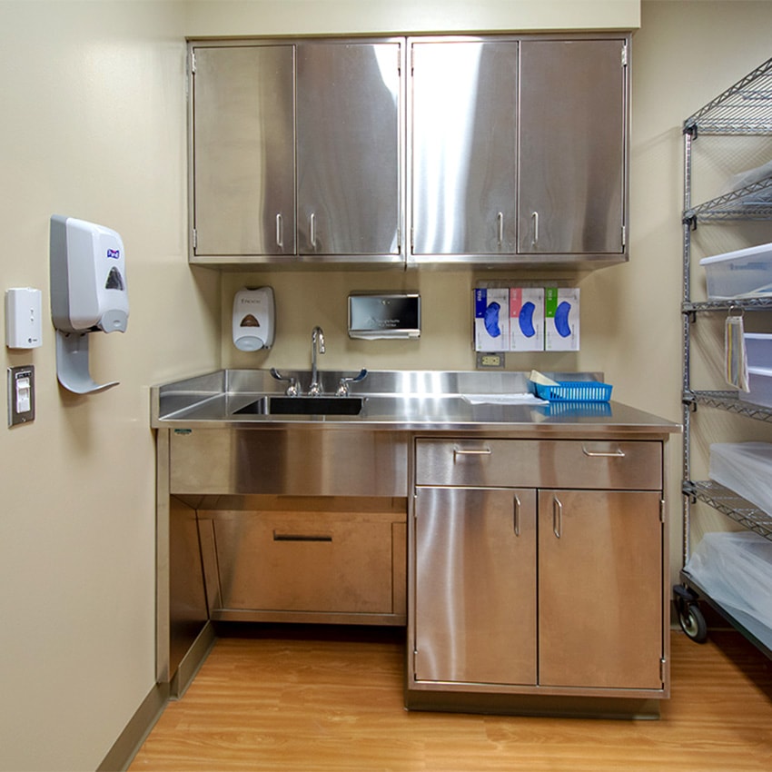 Stainless-Steel-Cabinets-in-Medical-Facility