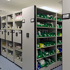 Mobile-Shelving-Organizes-Medical-Equipment